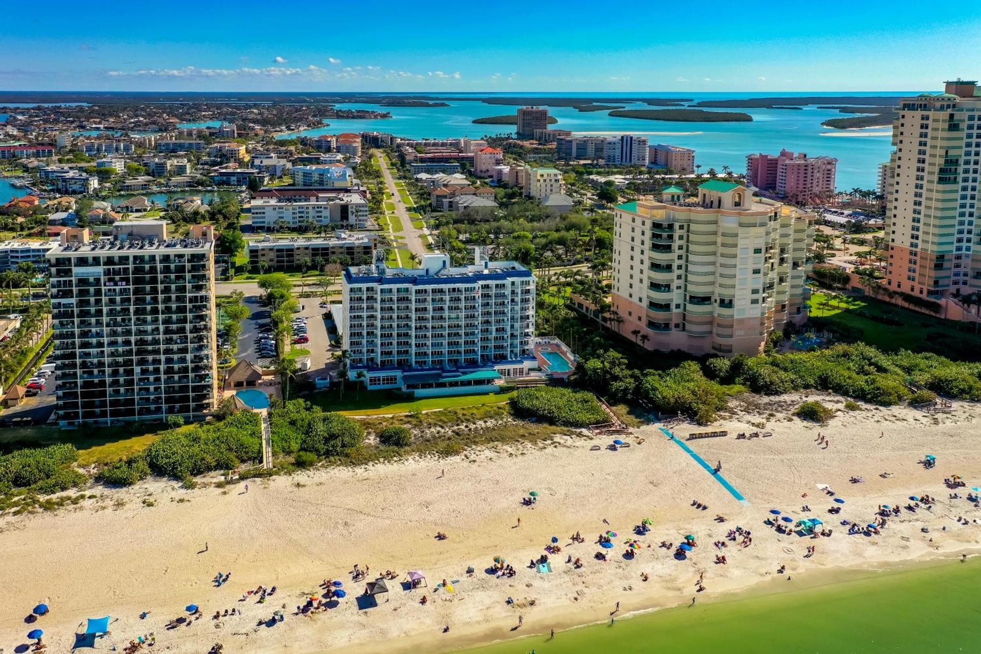 Steps Away From The Soft, White, Sandy Beaches Of Beautiful Marco Island!! Exterior photo