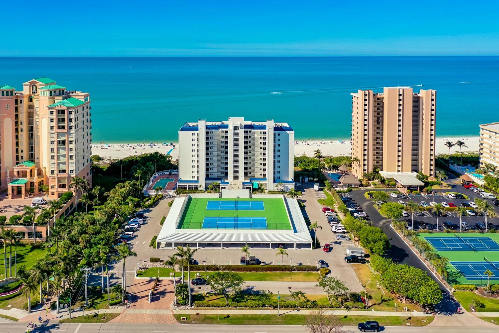 Steps Away From The Soft, White, Sandy Beaches Of Beautiful Marco Island!! Exterior photo
